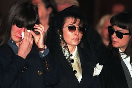 Allegra Gucci (izquierda) y Alessandra Gucci (derecha), las hijas del matrimonio con Maurizio junto a su madre Patrizia Reggiani en el funeral; Dos años después se probaría que fue ella, con la colaboración de su vidente, la que contrato al pistolero y su chofer para perpetrar el hecho