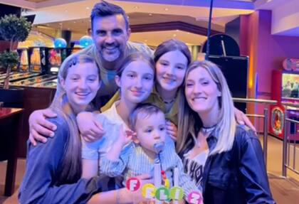 Allegra, Indiana y Sienna Cubero junto a su hermanito Luca, su padre y Mica Viciconte (Foto: instagram @sole_cubero)