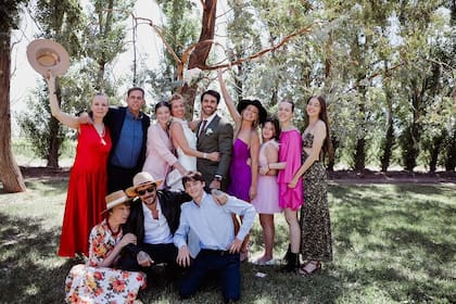 Allegra y Sienna se lucieron con vestidos rosados en el casamiento de su madre