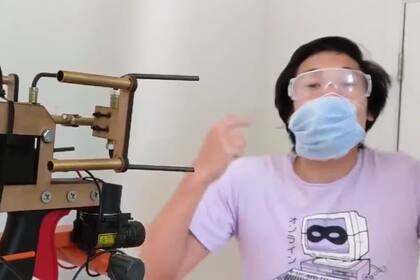 Allen Pan es un popular youtuber estadounuidense y sorprendió en las redes por inventar un "lanzador de máscaras"