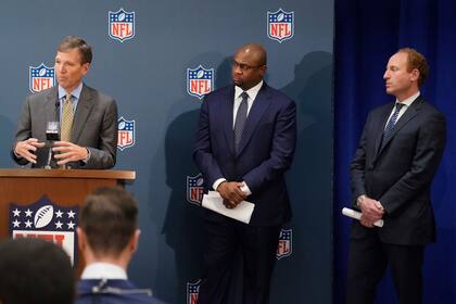 Allen Sills, jefe médico de la NFL, Troy Vincent, vicepresidente de operaciones de la NFL y Jeff Miller, vicepresidente ejecutivo de comunicaciones de la NFL en conferencia de prensa con reporteros en nueva York el martes 26 de octubre del 2021. (AP Photo/Seth Wenig)