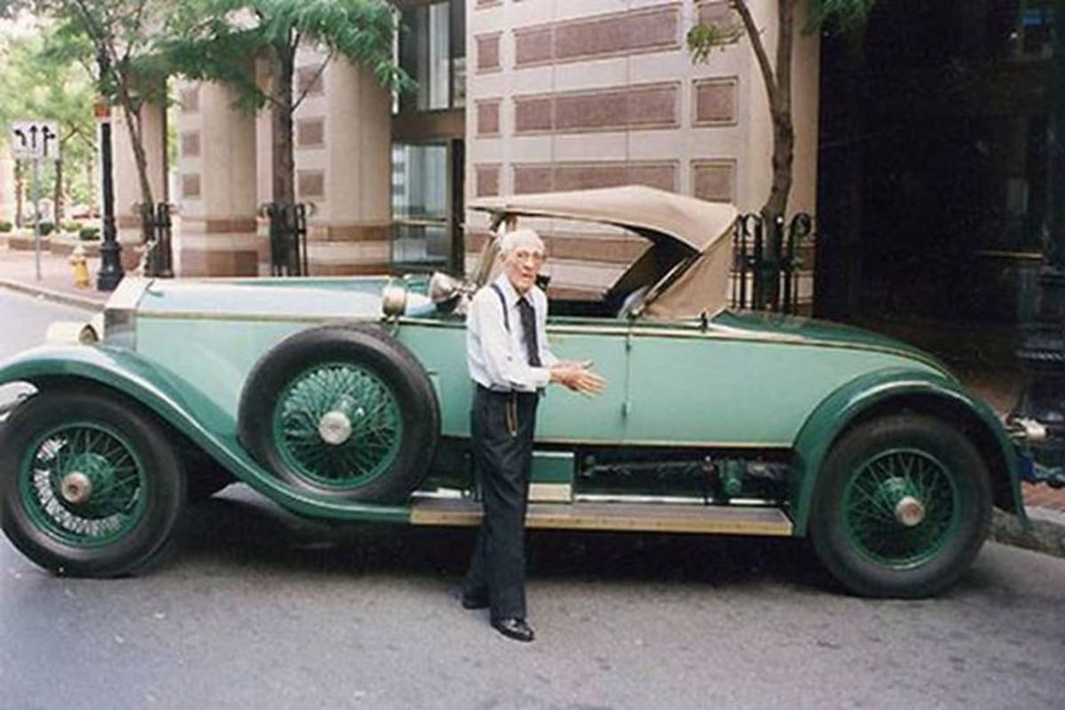 Allen Swift junto al Rolls Royce que le regaló su padre