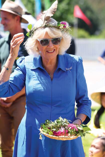 Allí la Reina lució un diseño de Fiona Clare y se probó una guirnalda.