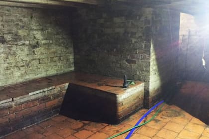 Allí se guardaba vino y comida en épocas pasadas; el paso del tiempo inundó la estructura y deterioró su interior
