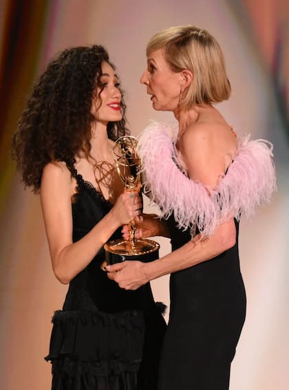 Allison Janney recibió su premio por La diplomática en manos de la actriz Emmy Rossum