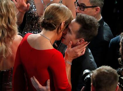 Queremos saber qué le está diciendo Sam Rockwell a Allison Janney al oído