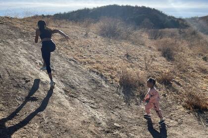 Allyson Felix en pleno entrenamiento y acompañada por su pequeña hija
