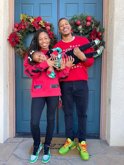 Allyson Felix y su pareja, con la pequeña Camryn