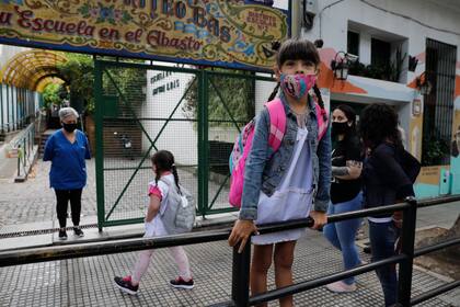 Alma, de 7 años, volvió a la escuela Dr. Arturo Mateo Bas, en Balvanera, después de un año