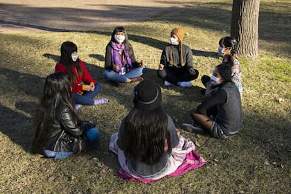 Alma, junto a algunas compañeras de SISAS MEDIO, un grupo conformado por mujeres y disidencias indígenas y racializadas de diferentes etnias, que abordan luchas múltiples y que abrazan la cosmovisión indígena.