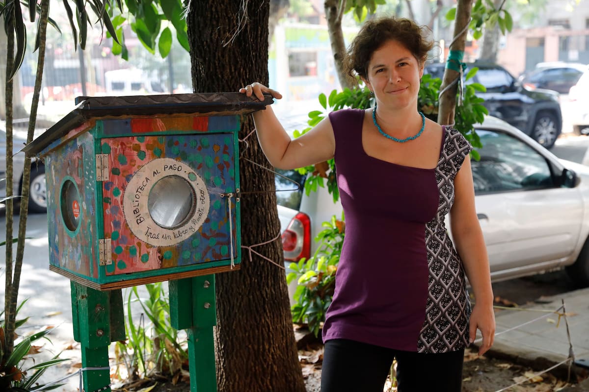 Alma Scolnik en la biblioteca Taller de Alma, de Colegiales