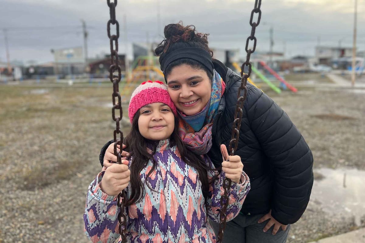 Alma y su mamá Belén juegan un rato en la plaza del barrio Austral, en Río Grande, Tierra del Fuego
