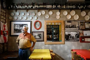 Almacén CT, en una antigua despensa de ramos generales que conserva muebles de época, sirve las mejores parrilladas de la zona; Juan Manuel Coarasa se encarga de preparar los platos