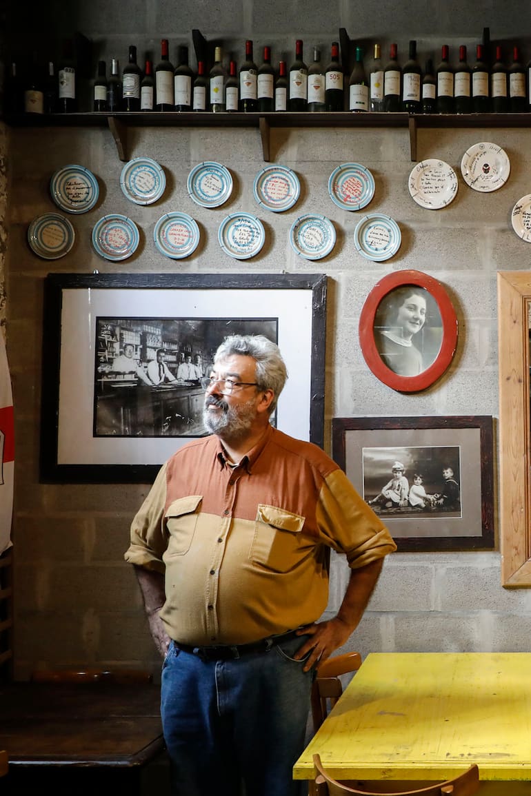 Almacén CT, en una antigua despensa de ramos generales que conserva muebles de época, sirve las mejores parrilladas de la zona; Juan Manuel Coarasa se encarga de preparar los platos