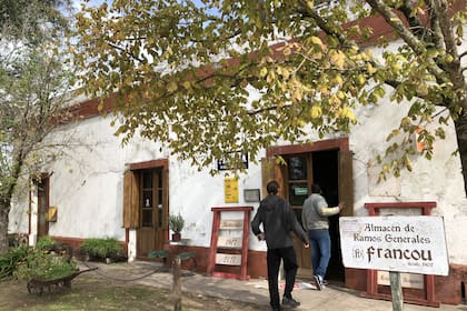 Almacén Francou funciona como punto de reunión y se convoca a sus parroquianos desde Colón y más lejos para comer unas empanadas y comprar vino patero