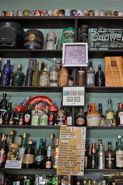 Copetín al paso: el bar y almacén anclado en los años 40 que se mantiene como un baluarte de la bohemia orillera