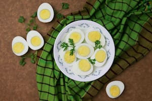 Almacenar los huevos con su capa dura dentro de la heladera permite mantenerlos refrigerados por aproximadamente una semana (Imagen ilustrativa)