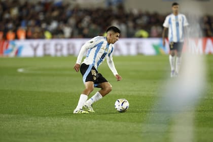 Almada asistió a Julián Álvarez y Lionel Messi en el 3 a 0 sobre Venezuela