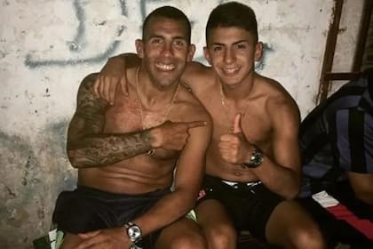 Almada con Carlos Tevez: dos productos de Fuerte Apache para la selección argentina