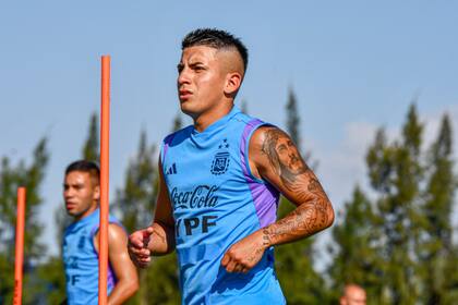 Almada forma parte del plantel argentino sub 23 que jugará el preolímpico de Venezuela desde el domingo 21.