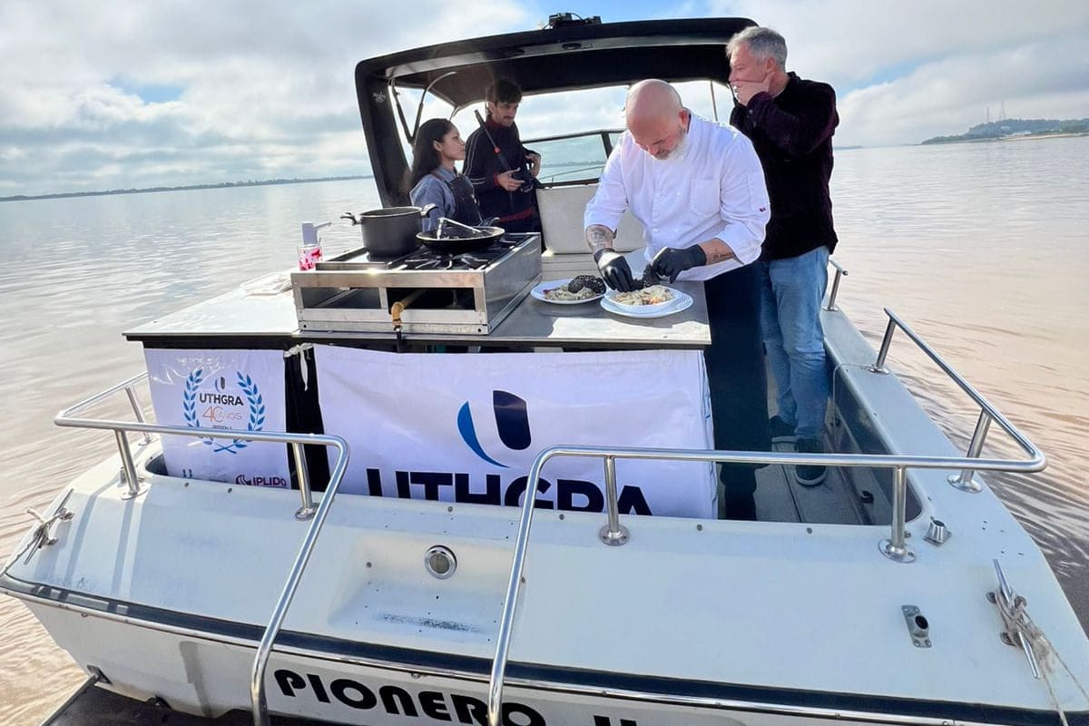 Almada Massey en un catamarán en Paraná, donde también aplicaron la IA en las recetas.
