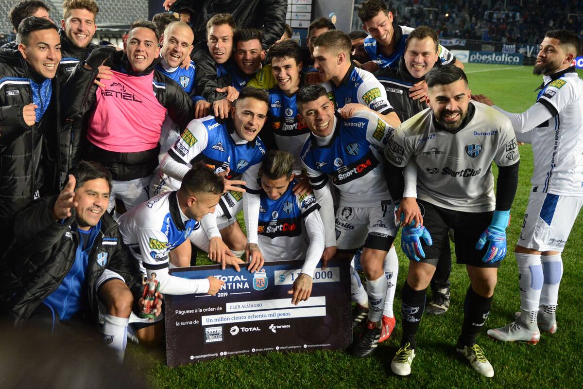 Almagro celebra la clasificación en la Copa Argentina: tumbó a Boca, el gigante.