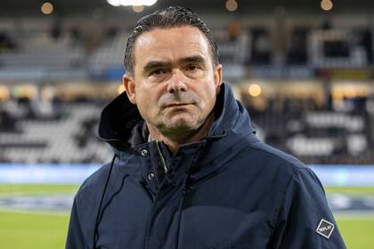 ALMELO, NETHERLANDS - OCTOBER 30: (BILD OUT) Sporting director Marc Overmars of Ajax Amsterdam looks on prior to the Dutch Eredivisie match between Heracles Almelo and Ajax at Erve Asito on October 30, 2021 in Almelo, . (Photo by NESImages/DeFodi Images via Getty Images)