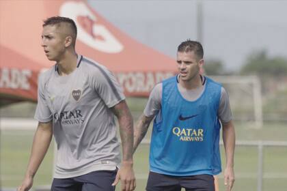 Almendra y Gago, durante una práctica de fútbol en Bradeston