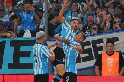 Almendra y Juanfer Quintero se rinden ante la capacidad goleadora de Adrián Martínez; Racing le ganó a Lanús 2-0 y todavía se ilusiona con la clasificación a los cuartos de final de la Copa de la Liga