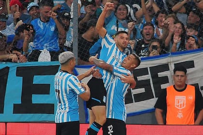 Almendra y Juanfer Quintero se rinden ante la capacidad goleadora de Adrián Martínez; Racing le ganó a Lanús 2-0 y todavía se ilusiona con la clasificación a los cuartos de final de la Copa de la Liga