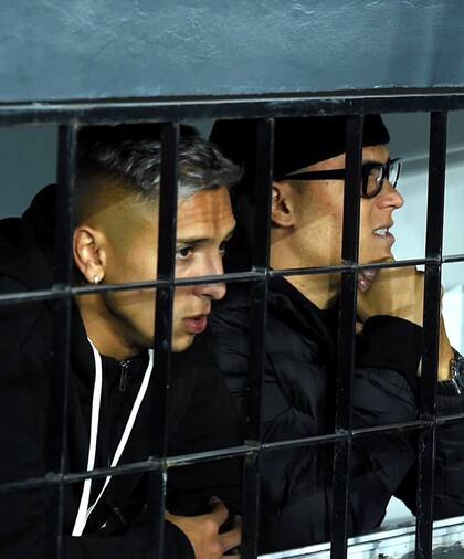Almendra y Juanfer, viendo a Racing desde un rincón del Cilindro