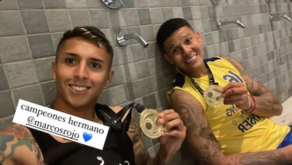 Almendra y Rojo festejaron el campeonato de Boca en el vestuario