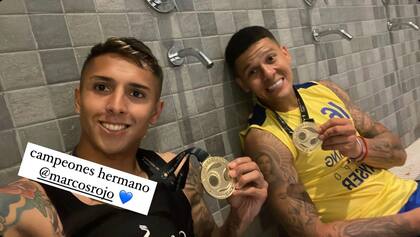 Almendra y Rojo, su "padrino" en Boca, cuando festejaron el campeonato conseguido por Boca