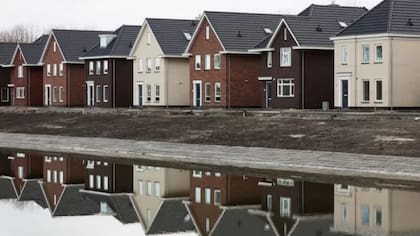 Almere se construyó en terrenos ganados al mar interior de IJsselmeer y algunos vecindarios cuentan con villas flotantes