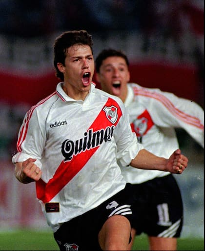 Almeyda celebrando un gol durante la campaña exitosa de River en la Copa Libertadores 1996; detrás, Crespo