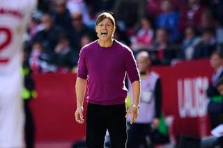 Almeyda celebró el 4-0 de Sevilla, que goleó, se aleja del descenso y se acerca a las copas europeas