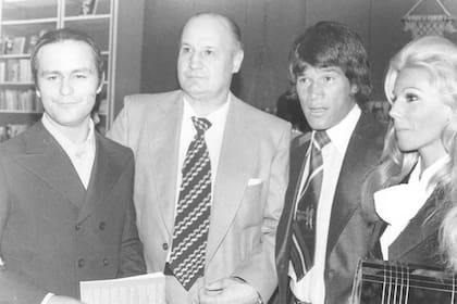 Leonardo Favio, junto a Amílcar Brusa -entrenador de Monzón-, Susana Giménez y el excampeón mundial mediano; el director lo convocó para el film "Soñar, soñar"