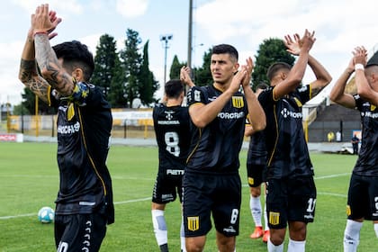 Almirante Brown debía ganar para ascender, derrotó a Acassuso por 2 a 1 y jugará en la Primera Nacional en la próxima temporada