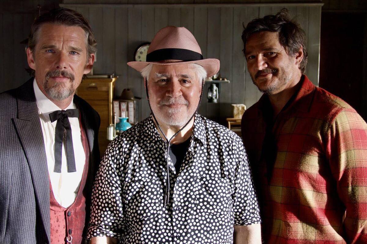 Almodóvar junto a los dos intérpretes de su nueva película (y su primer western): Ethan Hawke y Pedro Pascal
