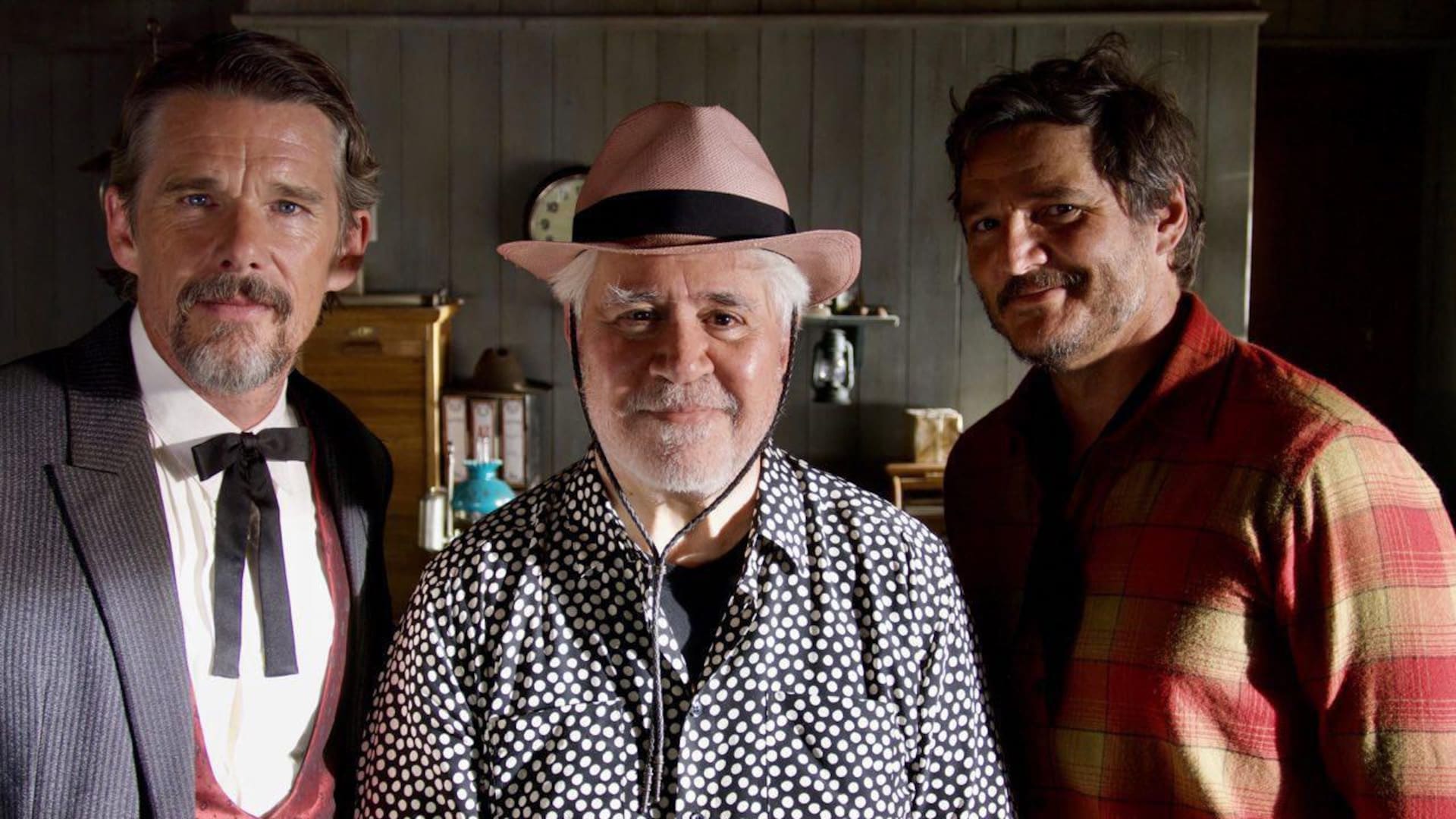 Almodóvar junto a los dos intérpretes de su nueva película (y su primer western): Ethan Hawke y Pedro Pascal