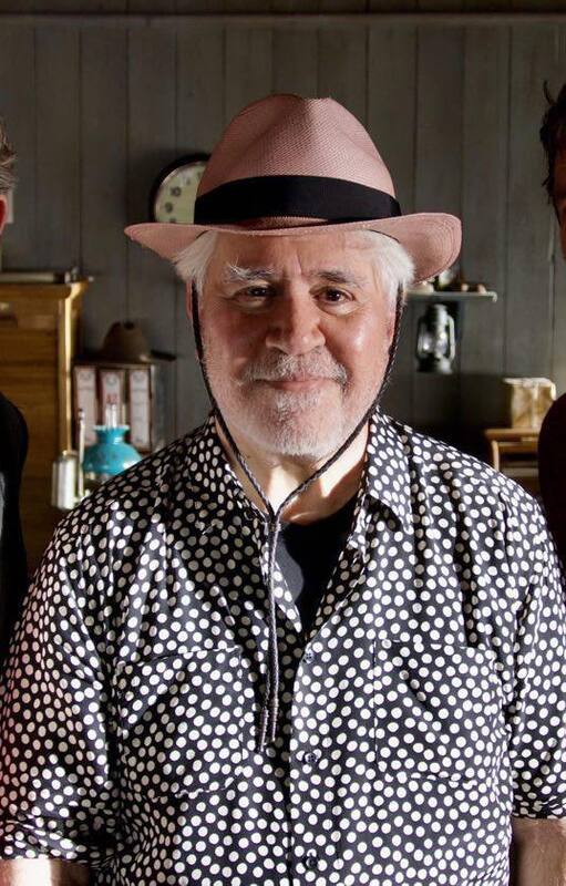 Almodóvar junto a los dos intérpretes de su nueva película (y su primer western): Ethan Hawke y Pedro Pascal