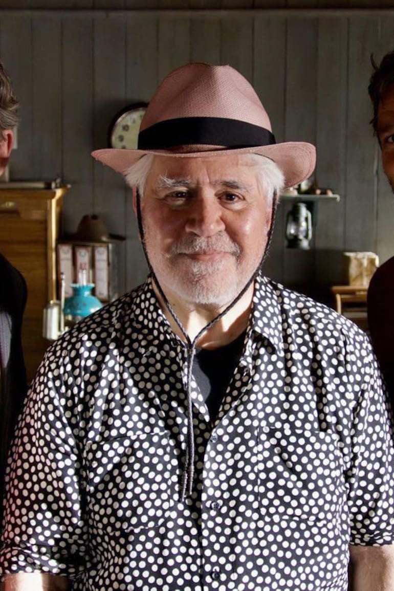 Almodóvar junto a los dos intérpretes de su nueva película (y su primer western): Ethan Hawke y Pedro Pascal
