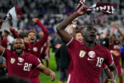 Almoez Ali (derecha) celebra la victoria de Qatar ante Irán en las semifinales de la Copa Asia, el miércoles 7 de febrero de 2024, en Doha, Qatar, el miércoles 7 de febrero de 2024. (AP Foto/Thanassis Stavrakis)