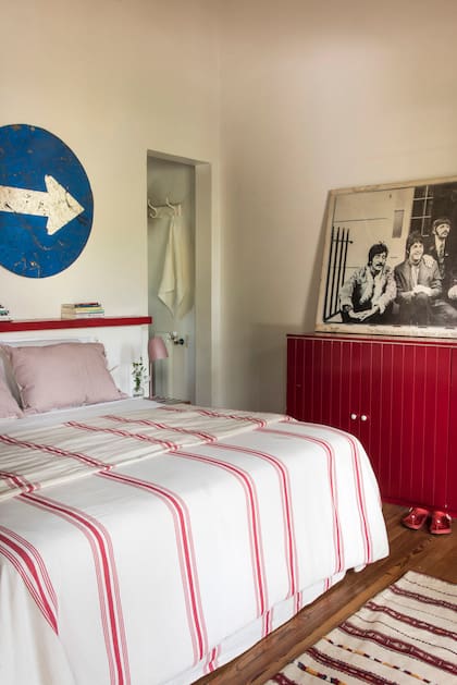 Almohadas rayadas (Pez Punto) y veladores ‘Frida’ en rosa (Fiumine)