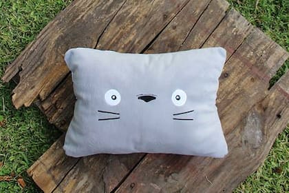 Almohadón de peluche bordado, dorso de tela estampada . Mide 28x 40cm (cons. precio, De Zorros y Mapaches)