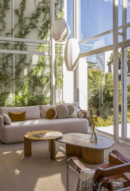 Almohadones (De Levie Casa). Lámparas colgantes ‘Asia’, con estructura metálica y tejido de algodón y lycra (Fábrica de Luz).