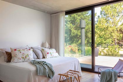 Al igual que en la planta baja, acá el piso es de roble labrado (Patagonia Flooring). Almohadones de lino (En Abundancia), cubrecama nido de abeja (Indias Argentina) y pie de cama verde menta (Sol Palou). Sillón de cuero (El Quincho).