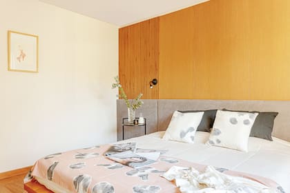 Almohadones de terciopelo y pie de cama (Pezkoi).