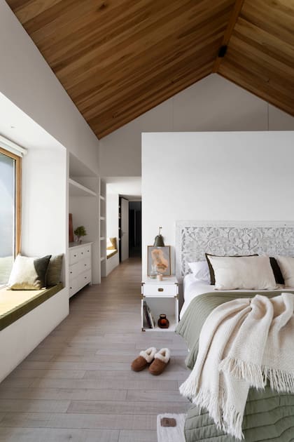 Almohadones (Lote Propio). Alfombra y manta sobre la cama, todo de llama artesanal (Awanay).
Obra con tintes naturales (Studio Lola Pérez).