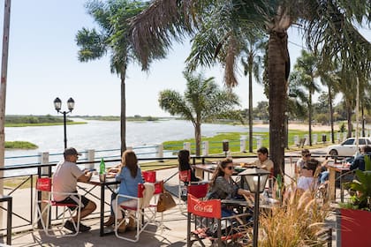 Almorzar frente al río es una opción en Esquina.